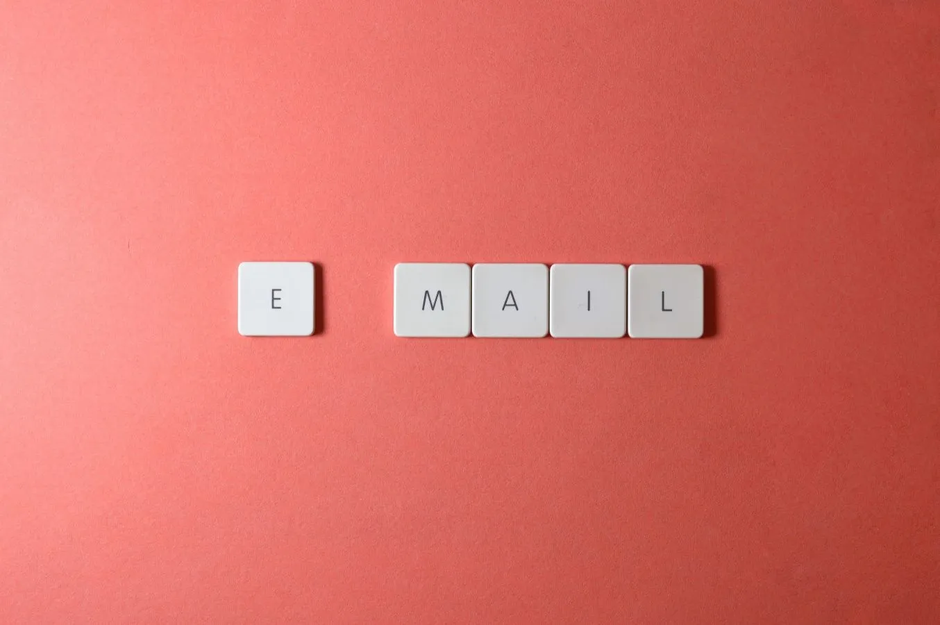 How To Write An Email Signature That Quietly Markets Your Business